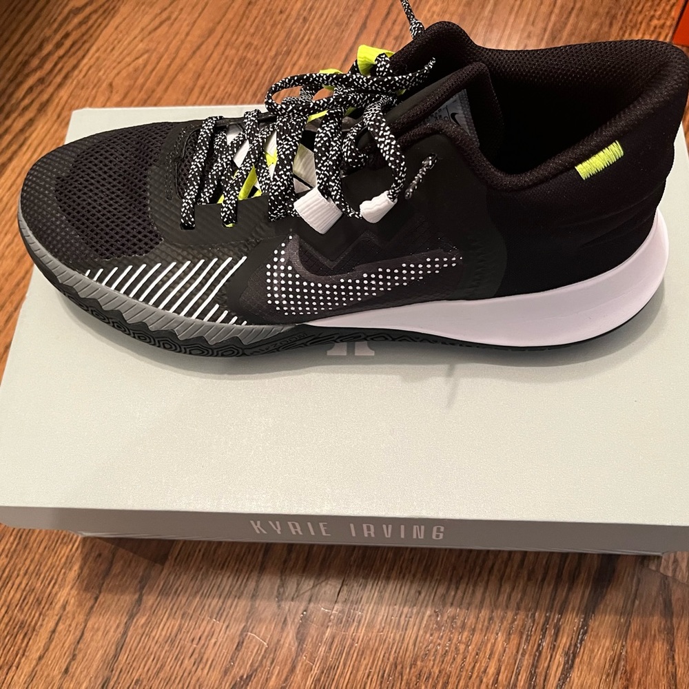 Nike kyrie Irving basketball shoes size 10 new